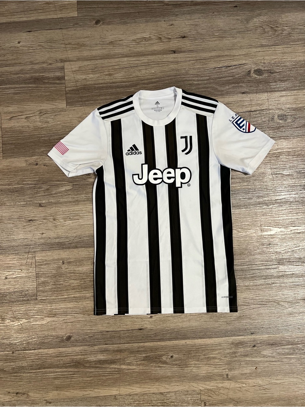 Juventus Jersey Men’s Small White Black Striped Jeep Sponsor Serie A Soccer